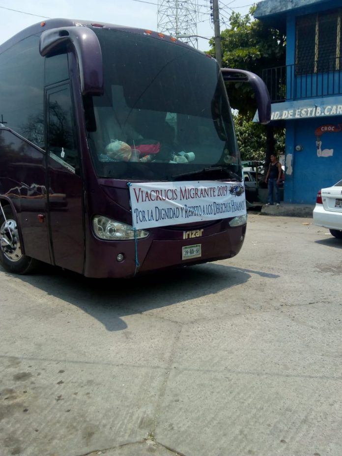 Alrededor de 300 cubanos amparados partieron de Tapachula en la tarde de este miércoles hacia el centro del país, utilizando autobuses de pasajeros... Se desconoce si podrán pasar los filtros migratorios instalados en la Costa del Estado... Otros mil 500 cubanos permanecen en Tapachula, en espera de ver resultados de esta nueva estrategia.