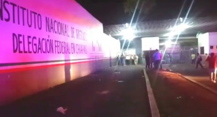 Un amotinamiento en la Estación Migratoria Siglo XXI, al norte de Tapachula, en la noche de este jueves, provocó que se fugaran unos 2 mil extranjeros que estaban asegurados y serían repatriados en las próximas horas