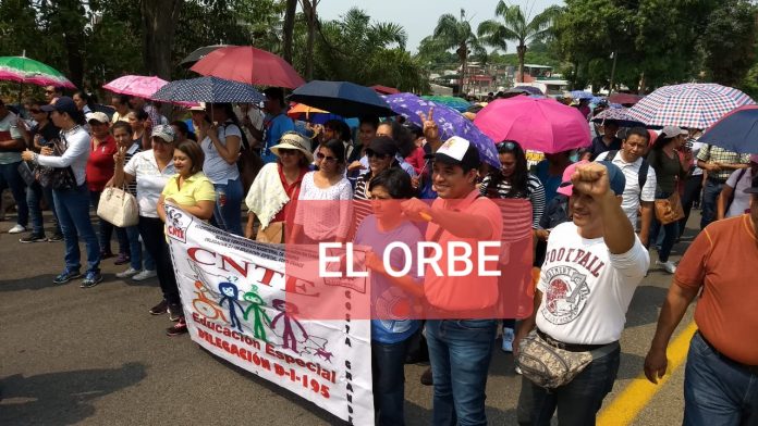 Cientos de maestros y alumnos marchan en la mañana de este viernes en las principales calles de Tapachula