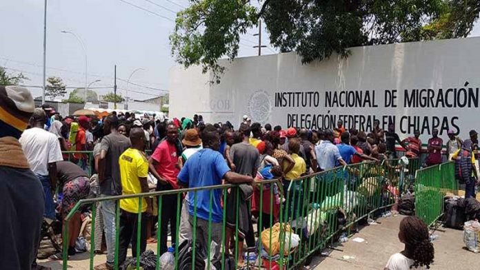 La Estación Migratoria “Siglo XXI” de Tapachula, se encuentra a su máxima capacidad, donde unos mil 400 migrantes asegurados, permanecen varados por no contar con documentación que les acredite su legal estancia.