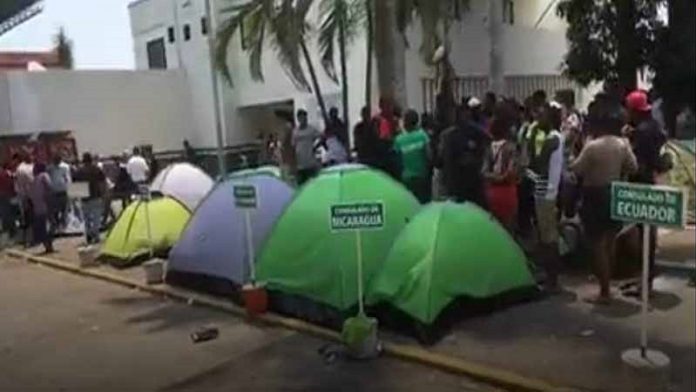 Un grupo de migrantes y activistas, realizaron protestas en las afueras de la Estación Migratoria Siglo XXI, exigiendo salvoconductos para cubanos, africanos, haitianos, y centroamericanos.