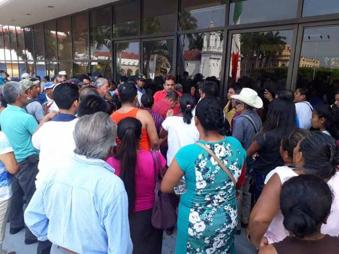 Pobladores de “Viva México” Reclaman Obras y Servicios