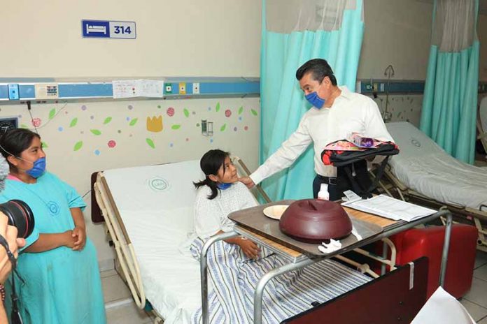 En el Día del Niño, Visita Rutilio Escandón a pacientes del Hospital Pediátrico