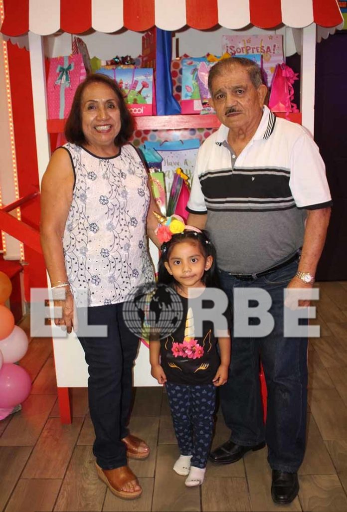 Lucy Santiago & José Carmona en la celebración de cumpleaños de su nieta: Ingrid Carmona Tovilla.