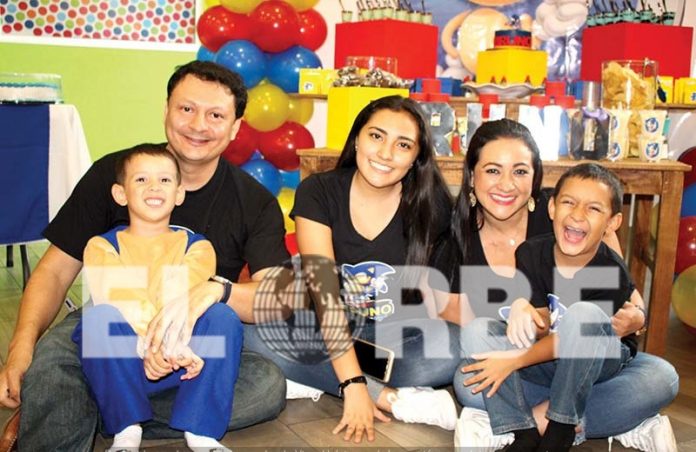 Henry Muñoz, Marian, Mariqueta del Pino & Henry Muñoz celebraron los 5 años del menor de la familia, Bruno Muñoz Del Pino.
