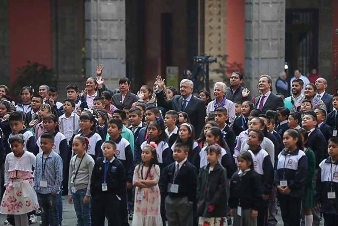 Con Mayor Motivación Regresan Estudiantes de Chiapas que Convivieron con el Presidente de México