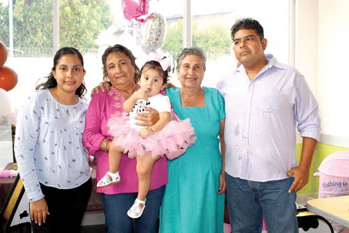 Familia Bolen Ruiz feliz en el primer cumpleaños de: Emma Orantes.