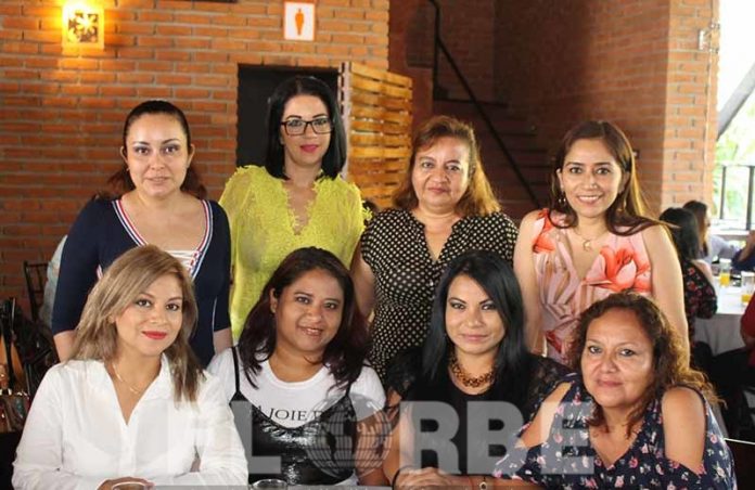 amilet Díaz, Danyra González, Lina Tercero, Juana Ovando, Teresa Juárez, Susana López, Rossmery González, Guadalupe Gálvez, en el festejo del Poder Judicial del Estado