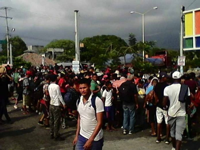 En la Estación Siglo XXI de Tapachula, unos 3 mil migrantes están a la espera de la entrega de “salvoconductos”, que se supo no lo recibirán porque no hay autorización oficial.