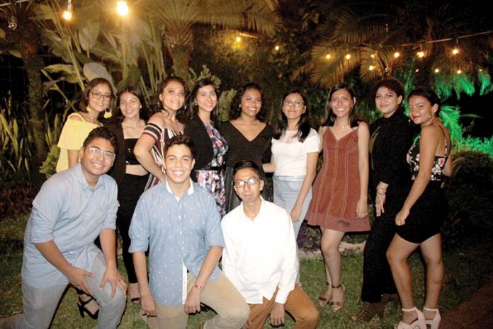 Junto a sus amigos celebró Mariana Shandee Gerardo, su aniversario de vida número 16.