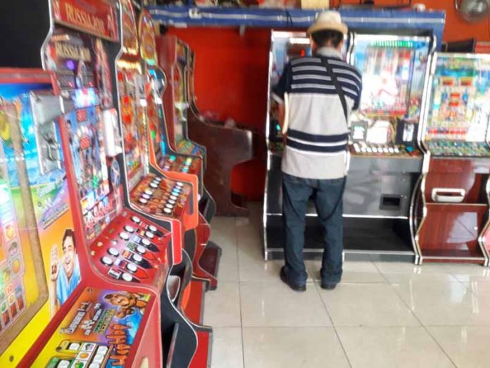 Operan Cientos de “Mini Casinos” en Mercados y al Exterior de Escuelas
