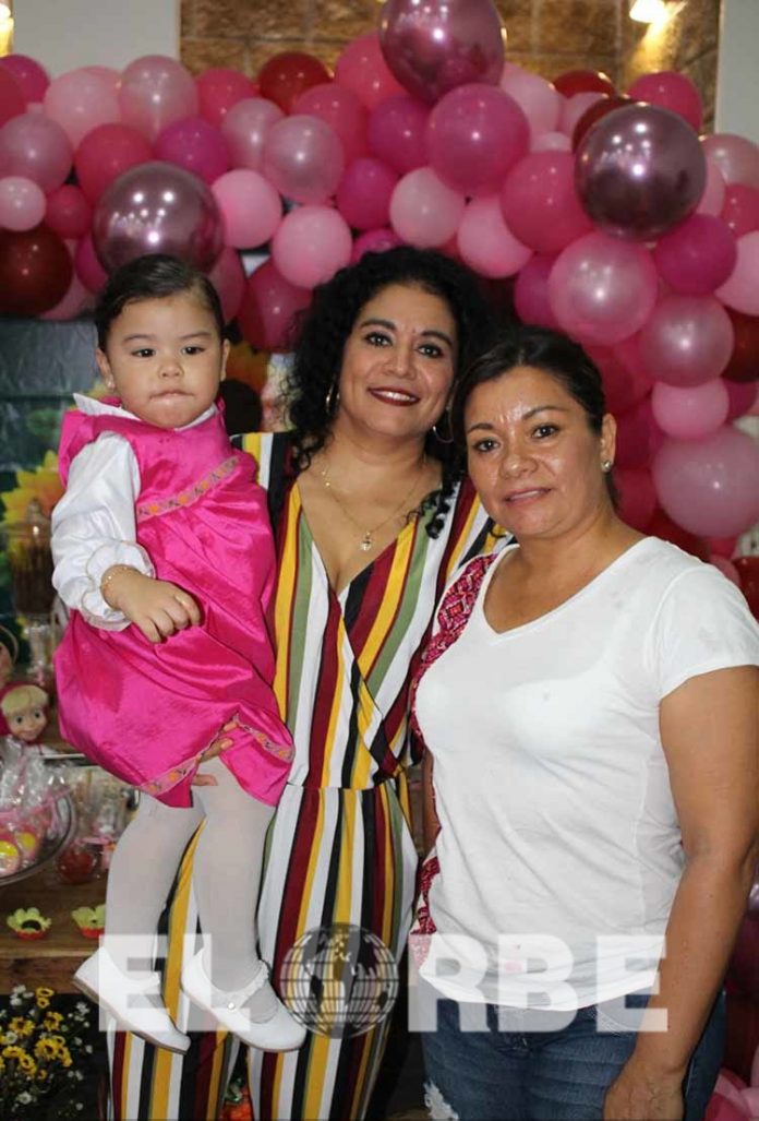 Las felices abuelas: Monserrat Rodas & Linda Pico, posan con su nieta: Romina Fuentes, en su fiesta de cumpleaños