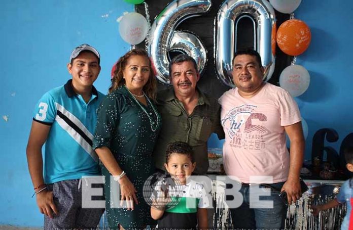 La familia Ramos Moreno, entre los invitados al festejo de cumpleaños de: Jesús Camposeco