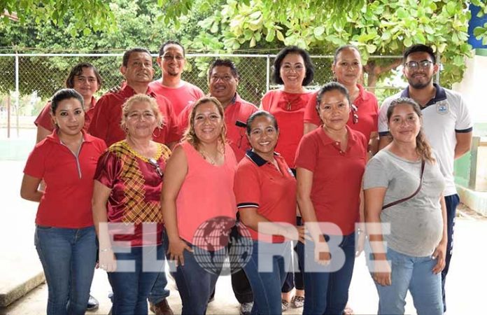 Profesores de la primaria “Vicente Guerrero” del fraccionamiento “Vida Mejor”, fueron festejados por los padres de familia.