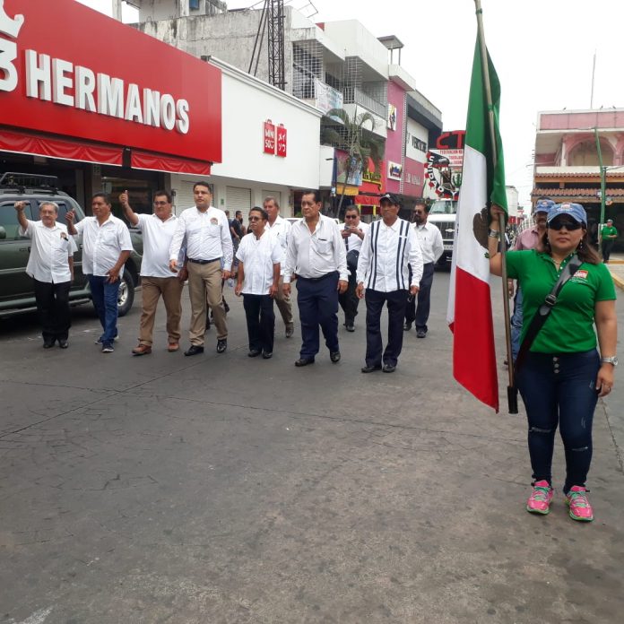 Luego del zafarrancho entre policías y humildes recolectores de basura proragonizado en la víspera en el centro de Tapachula, el alcalde, Oscar Gurria Penagos, decidió no encabezar el Desfile del Día del Trabajo... Tampoco hubo templete oficial