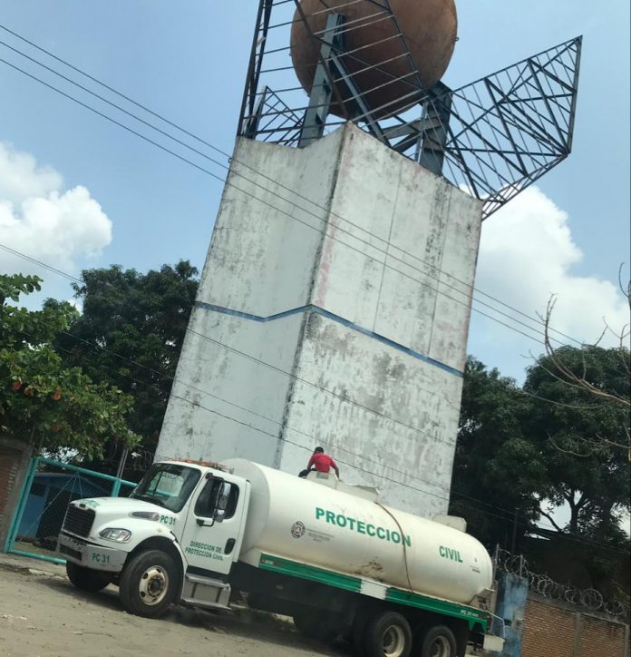 Las pipas de Protección Civil están siendo utilizadas para cargar agua de los pozos profundos que hay en la ciudad