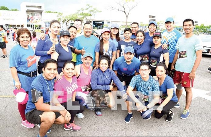 Integrantes del club de corredores Libélula Team, posaron para nuestra lente en reciente carrera deportiva.