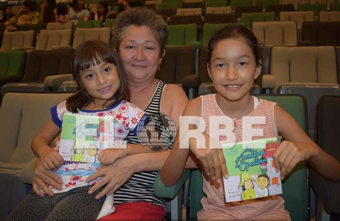 Mayli Ramos, Claudia Cárdenas, Diana Cárdenas, en el inicio del programa educativo: 