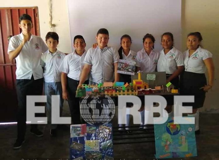 Estudiantes se concientizan y presentan proyectos ambientales para salvar el planeta en su escuela “Fray Matías de Córdova”.