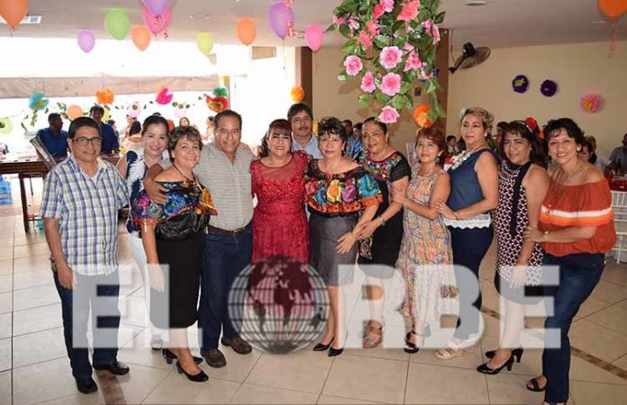 Lupita Vega festejó su aniversario personal junto a personas que le son especiales.