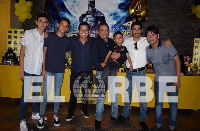 Mario, Daniel Ruiz, Andrés Guerra, Mario Ruiz, Carlos Solares & Carlos Torija, celebrando el cuarto cumpleaños de Mario Ernesto Ruiz Echeverría