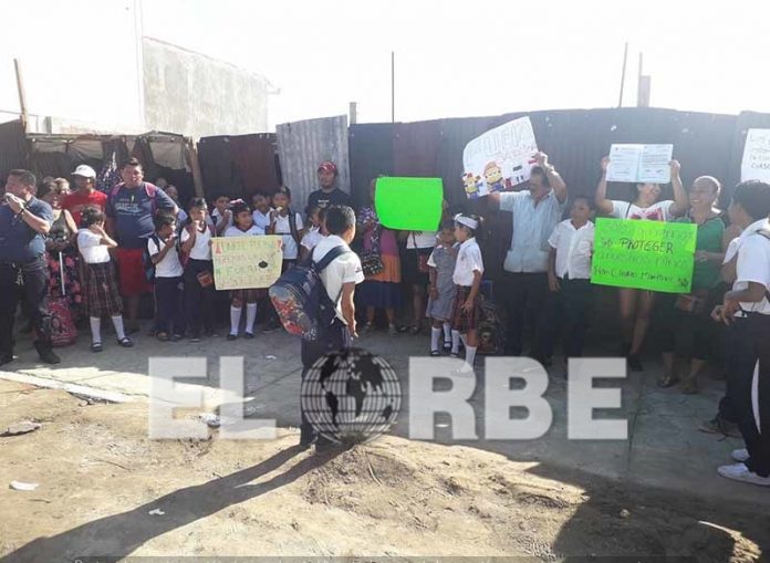 Padres de Familia Protestan por Construcción de Gasolinera
