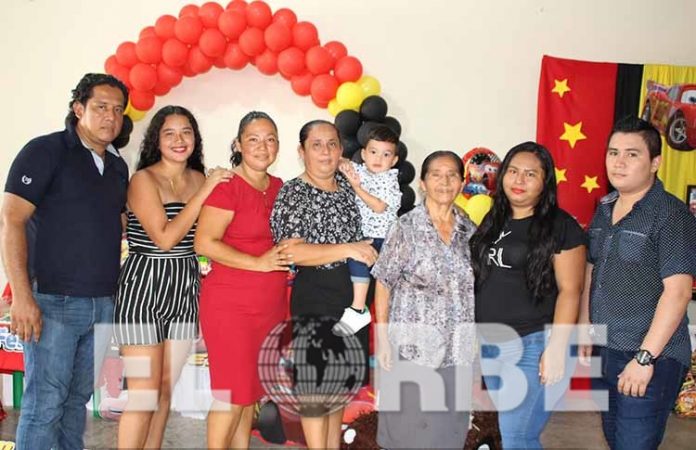 La familia Espinoza Robledo en pleno festejó a: Ulises Morales, en su segundo cumpleaños