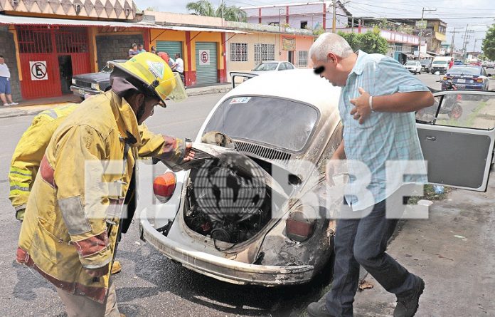 “Vochito” a Punto de ser Consumido por el Fuego