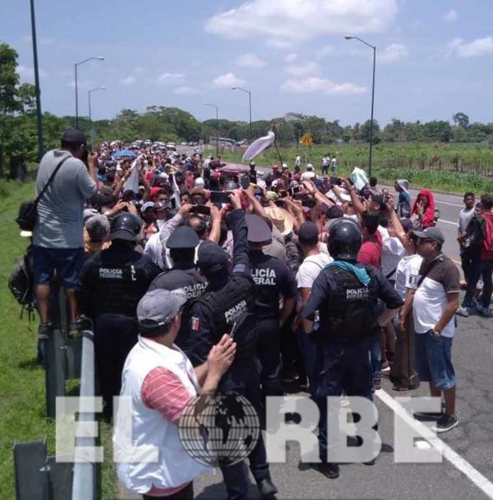 Con Violencia Arriba Otra Caravana de Migrantes por el Suchiate, Algunos Detenidos Rumbo a Tapachula