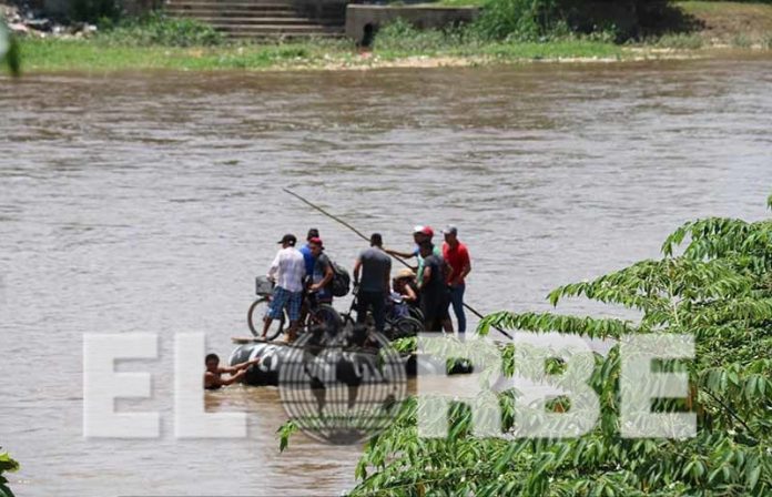 Balseros Reinician el Cruce de Migrantes Confrontan a Marinos en el Río Suchiate