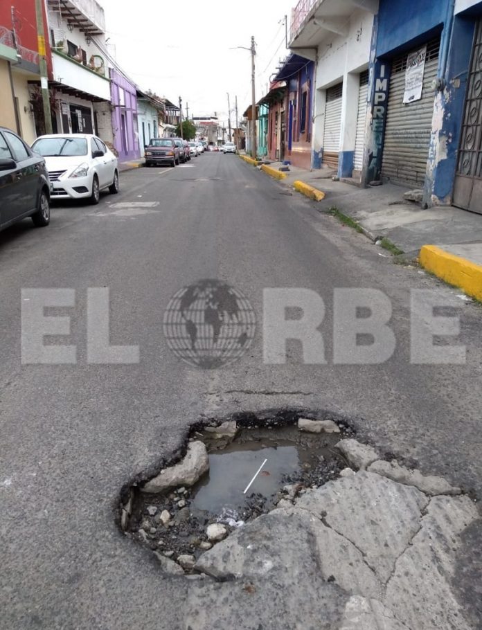 Se le solicita al personal de COAPATAP que haga el gran favor de pasar a tapar el bache y levanten el cochinero que dejaron