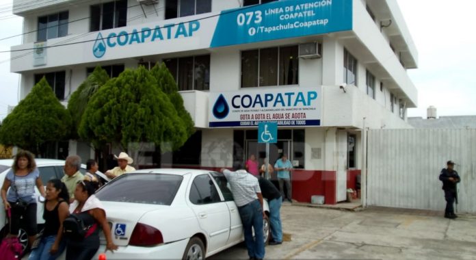 Colonos se organizan en este momento para bloquear la 8ª avenida norte, frente a las oficinas centrales de COAPATAP