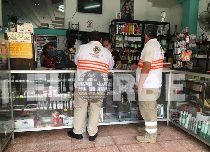 Funcionarios de Protección Civil supervisan que los negocios establecidos en el centro de Tapachula cumplan con la sanitizacion y otras medidas sanitarias, antes de la reapertura del jueves. El titular de Protección Civil Municipal, Julio César Cueto Tirado explicó que antes de la reapertura los negocios deben ser sanitizados y los propietarios comprometerse a cumplir con el horario establecido, el uso obligatorio de cubreboca tanto del personal como de los clientes que acudan a los establecimientos.