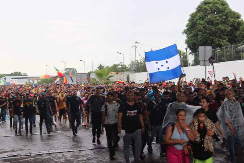 Caravana de Indocumentados se Divide en Grupos Luego de Negociar