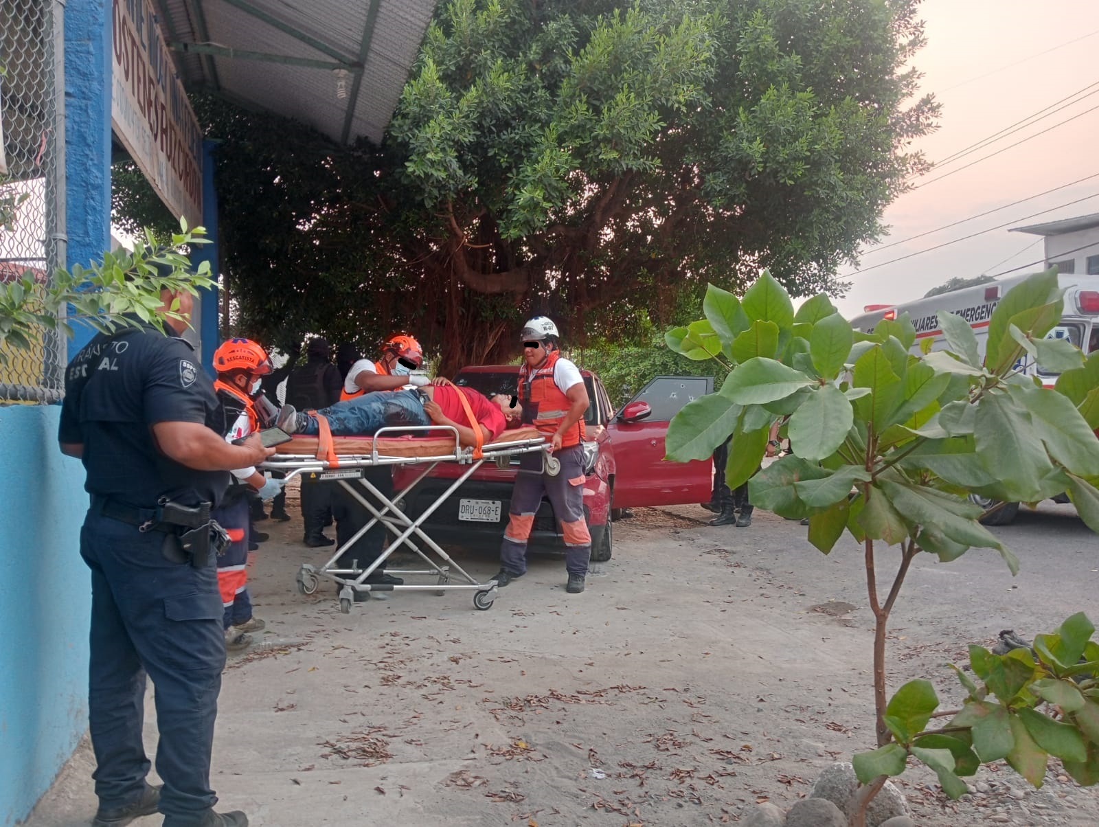 En el Hospital Regional de Tapachula, falleció la persona del sexo  masculino de aproximadamente entre 35 a 40 años de edad, quien ingresó por  disparos de arma de fuego, el atentado que