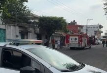 Incendio consume vivienda y puesto de tacos en la 13ª Sur.