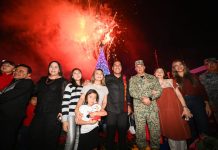Eduardo Ramírez asiste al tradicional encendido del Árbol de Navidad