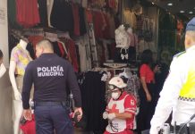 Atiende Cruz Roja a persona desmayada en tienda de ropa.