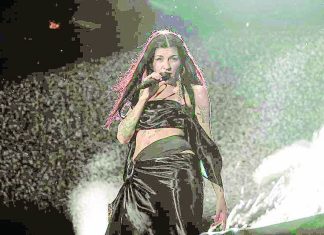 Cazzu Señala a su Bailarín Para Decirle a sus Fans: «es mío»