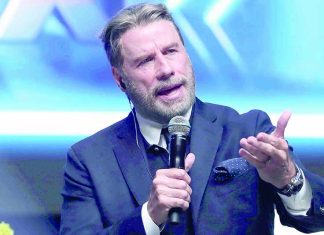 John Travolta Sorprende con Cambio de Look a sus 72 Años