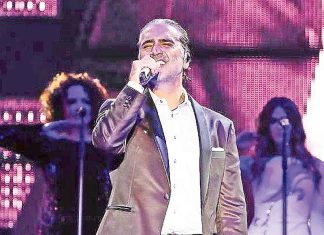 Fernández y la Reacción que Provocó al Cantar Himno Nacional