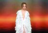 Jennifer Lopez Impacta a los 56 Años con Atrevido Escote