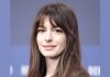 Anne Hathaway Presume su Embarazo en la Alfombra Roja