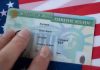 Ordena Trump Restringir ‘Green Card’ y Visas a Estudiantes y Periodistas