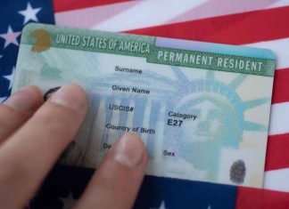 Ordena Trump Restringir ‘Green Card’ y Visas a Estudiantes y Periodistas