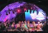 Sonora Santanera Encendió el Ánimo Bajo la Lluvia con Música y Baile