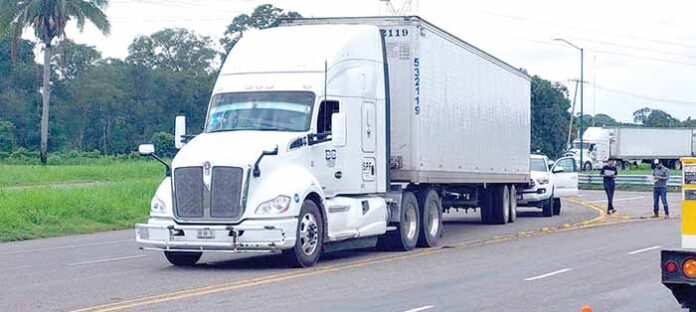 Daños Materiales Deja Choque Entre Camioneta Y Tráiler - Periódico El Orbe.