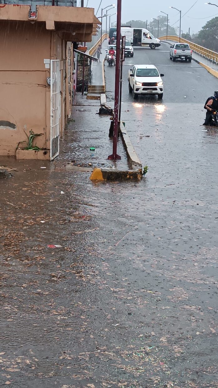 Se salió de su cauce el rio Coatancito invade la colonia San Caralampio ...